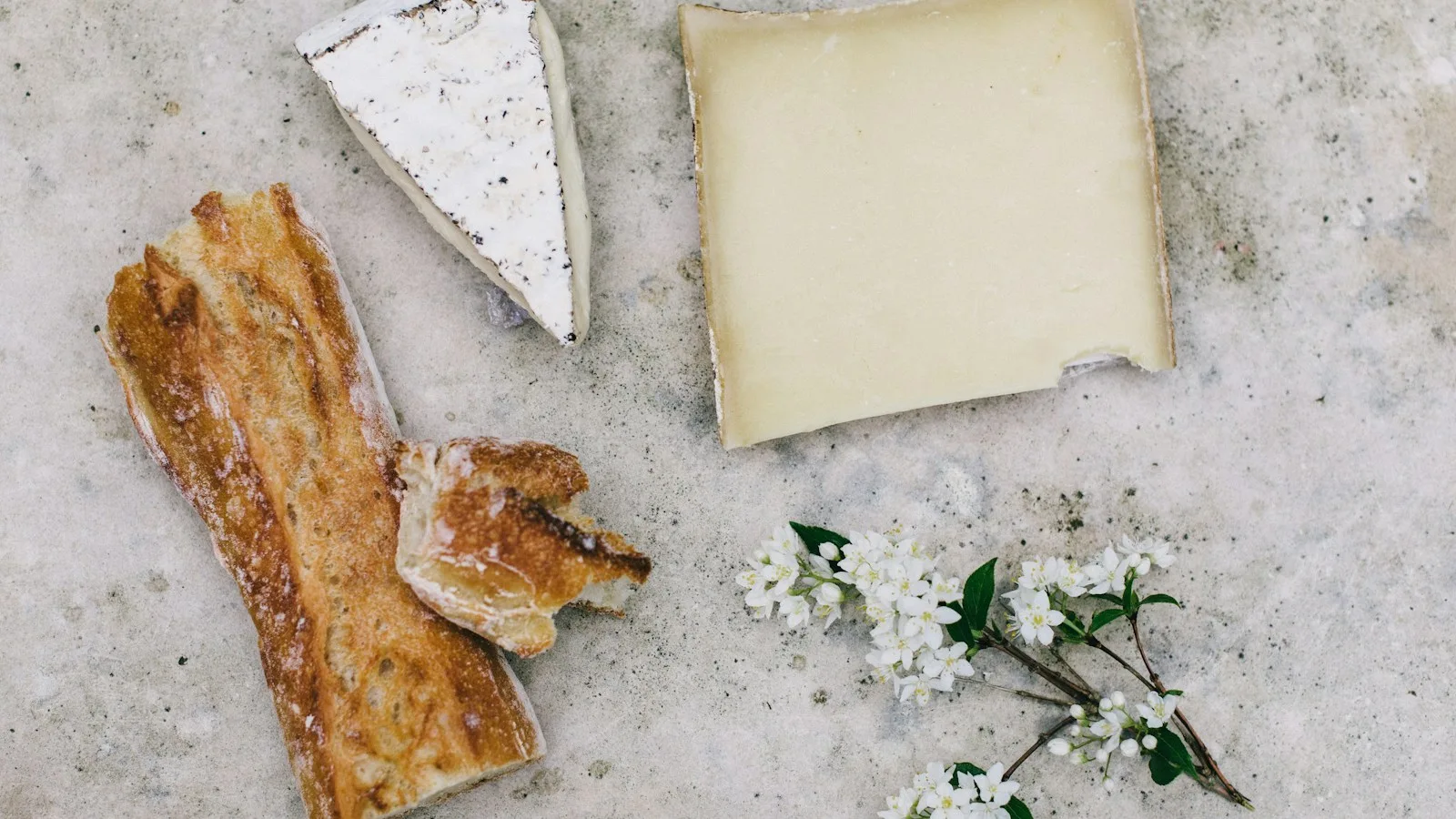 Fromages savoyards sur une planche en bois : reblochon, tomme et beaufort