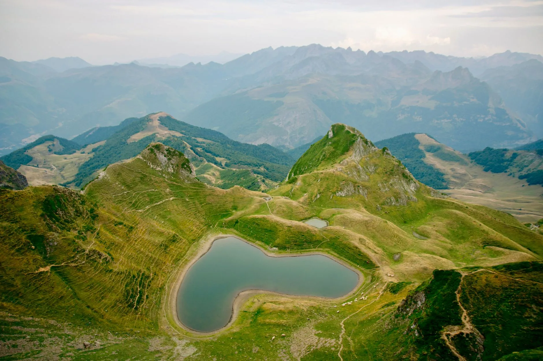 Paysage de montagne en Savoie avec sommets enneigés et prairies alpines
